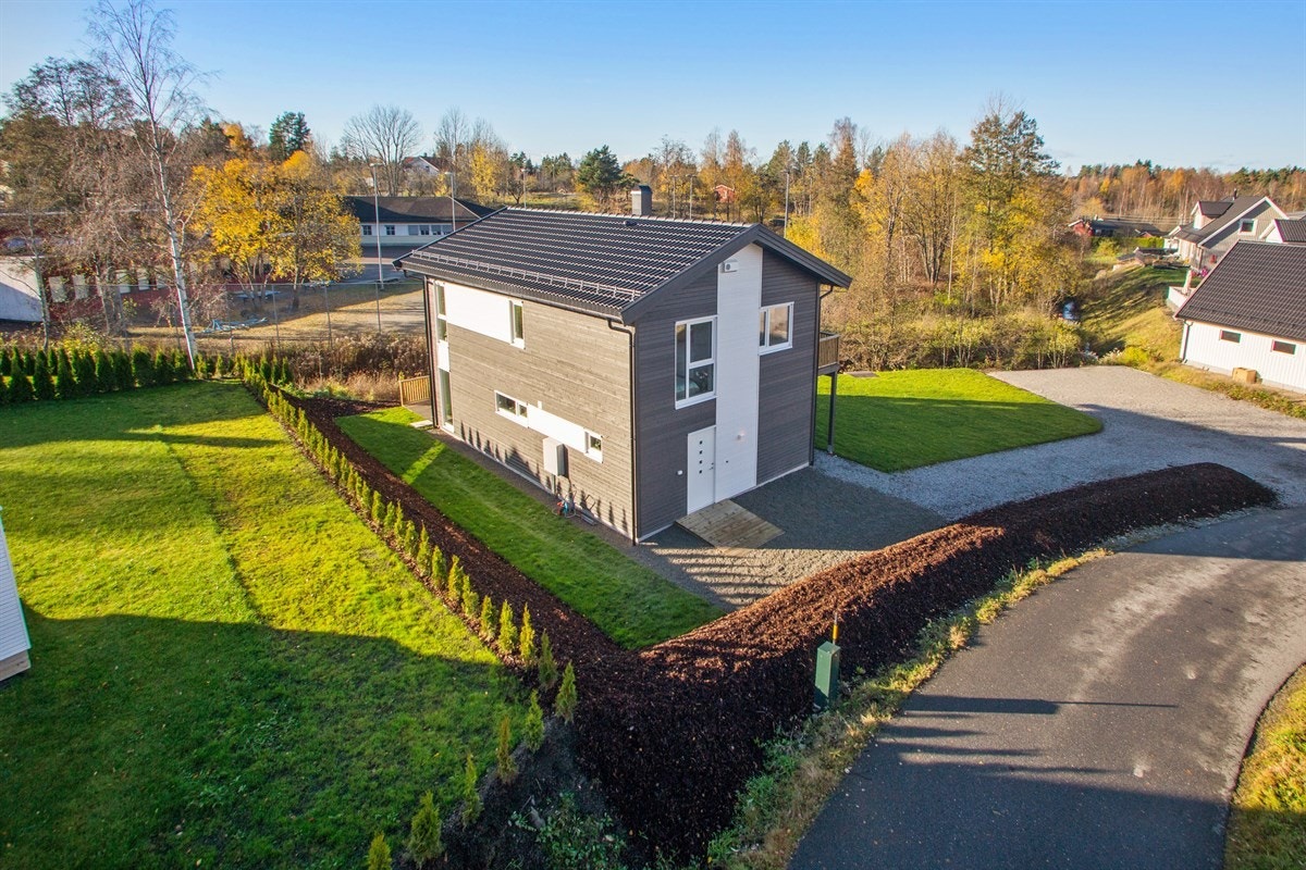 Flott hus på koselig opparbeidet tomt Galleribilde