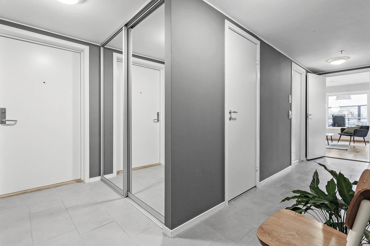 Fra gangen er det tilkomst til alle rom i leiligheten. Galleribilde