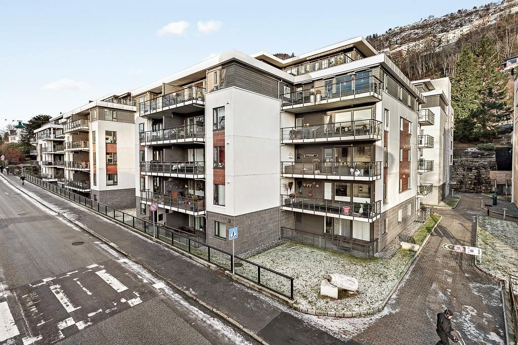 Leiligheten ligger i byggets første etasje. Galleribilde