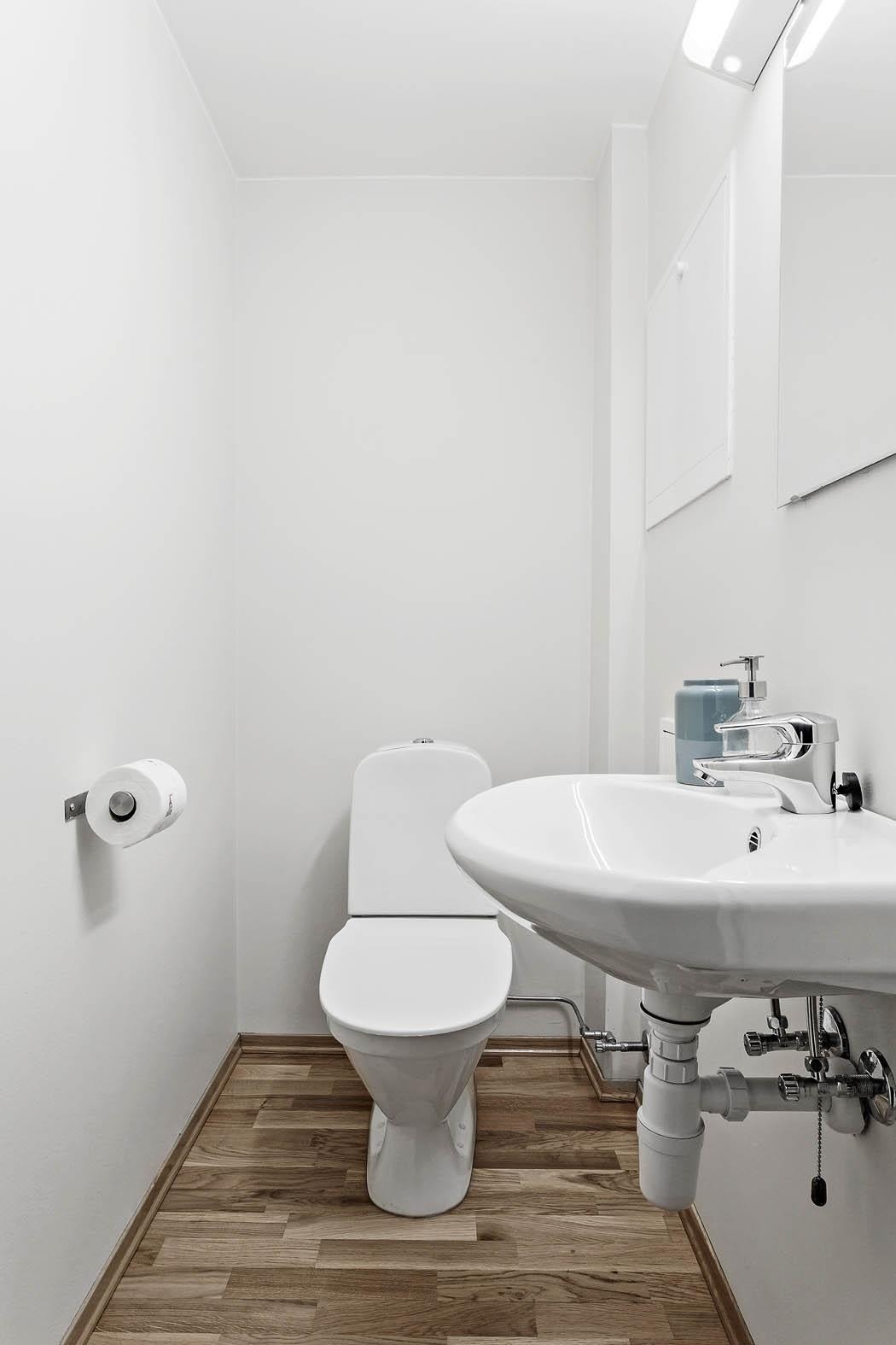 Gjestetoalett med wc og vask. Galleribilde