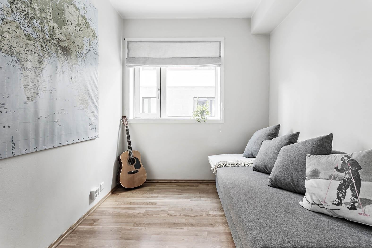 Gjesterom med garderobeskap. Galleribilde