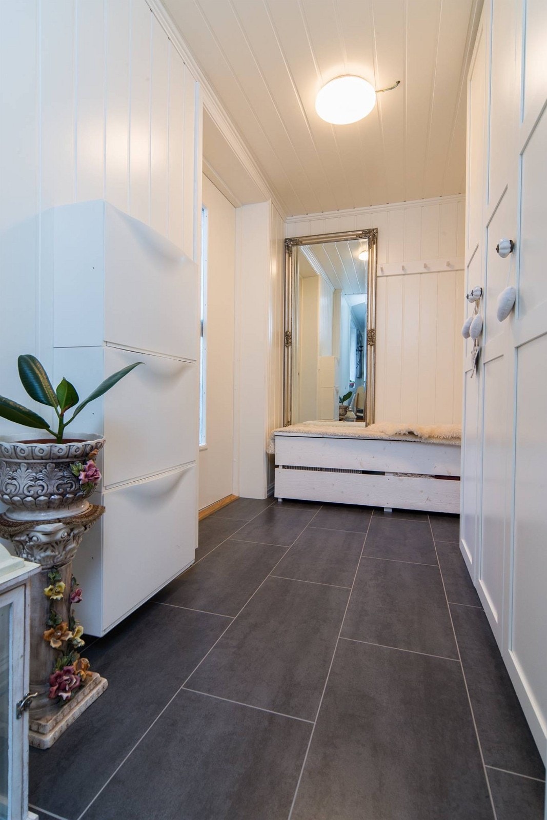 Entre med stort klesskap Galleribilde