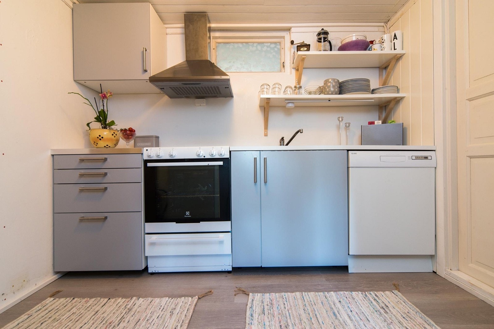 Kjøkken 1, inkl kjøleskap, komfyr og oppvaskmaskin Galleribilde