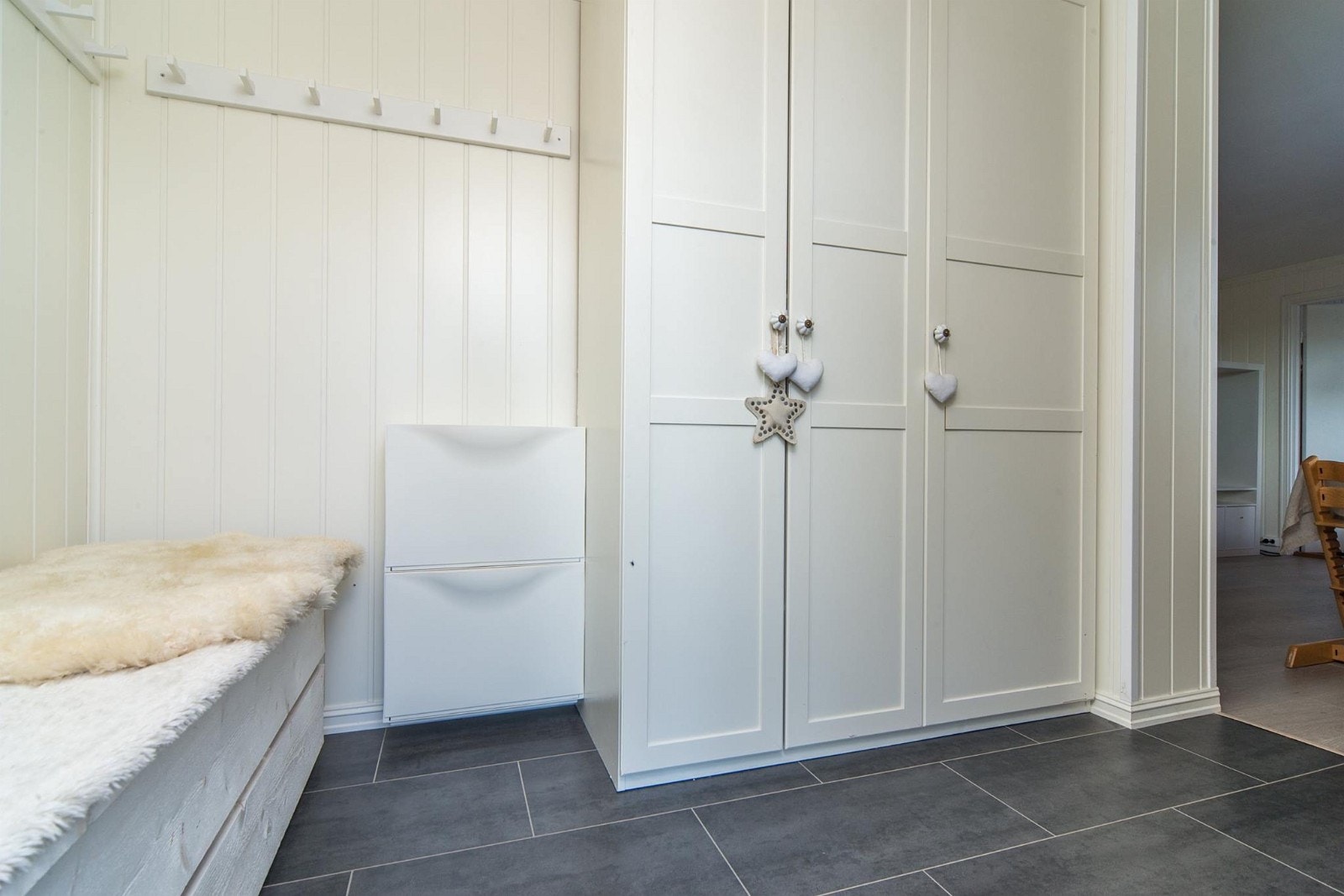 Entre med stort klesskap Galleribilde