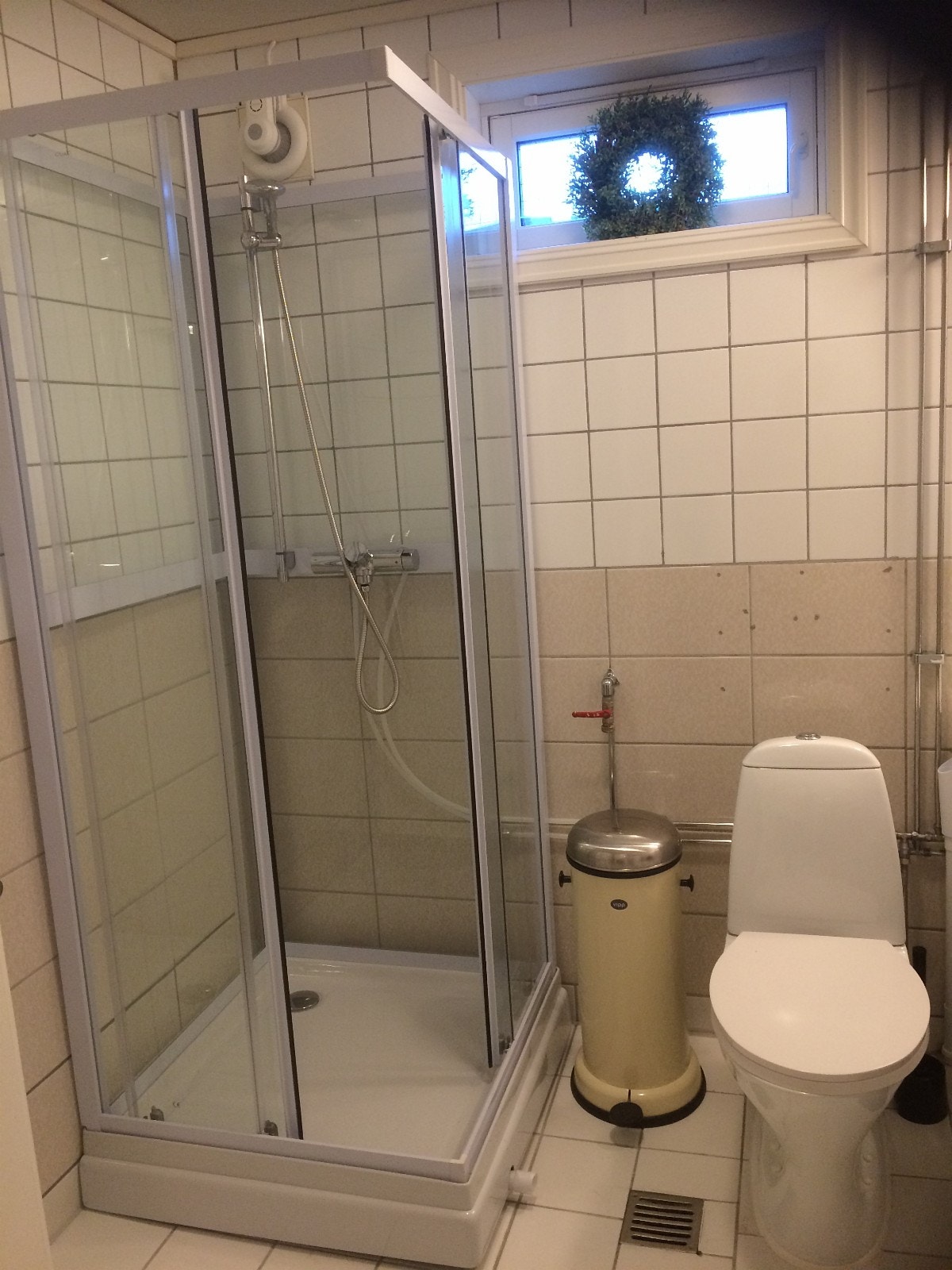 Bad m dusjkabinett og wc Galleribilde