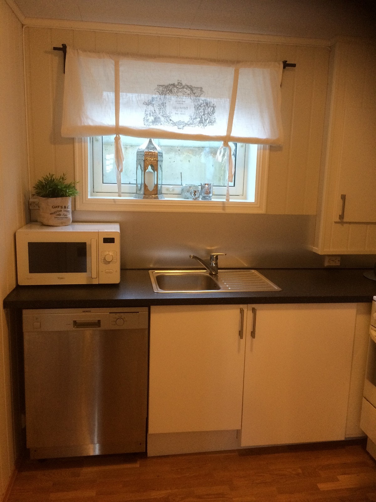 Kjøkken m hvitevarer Galleribilde