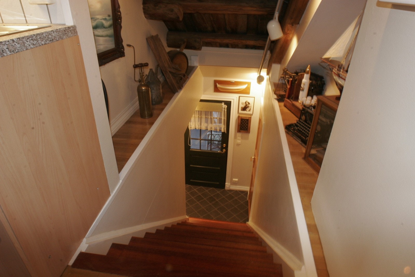 Trapp opp til stue fra inngangsparti. Galleribilde