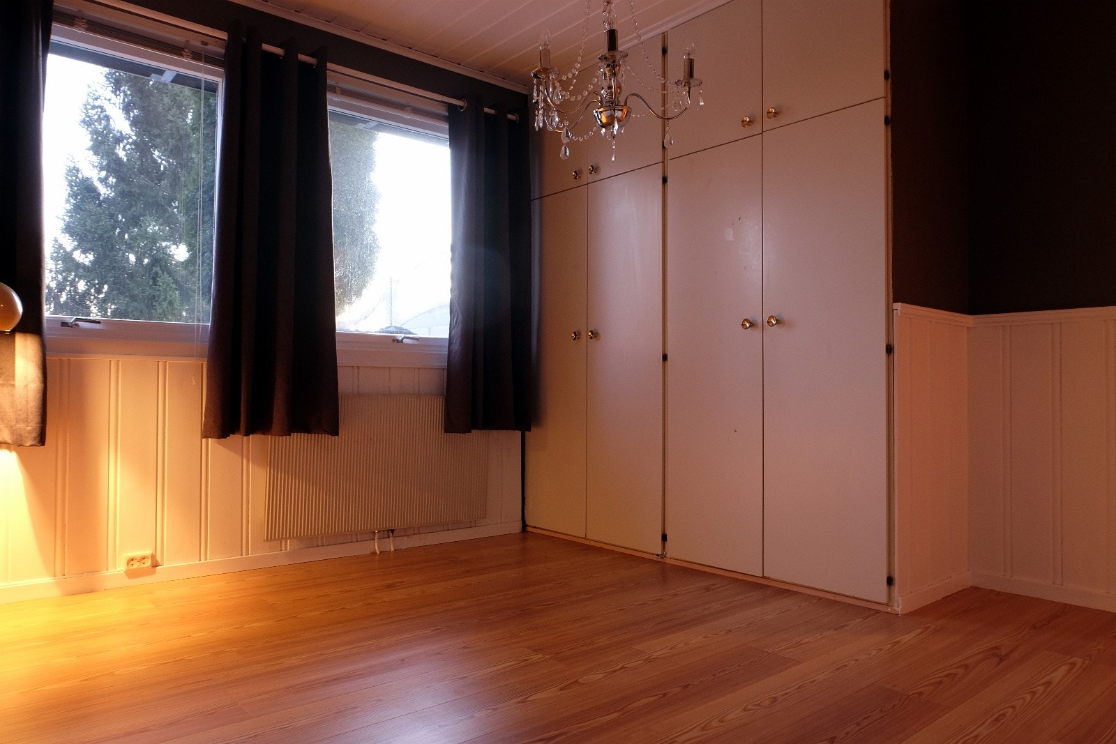 Soverommet har romslig garderobeskap integrert i veggen. Galleribilde