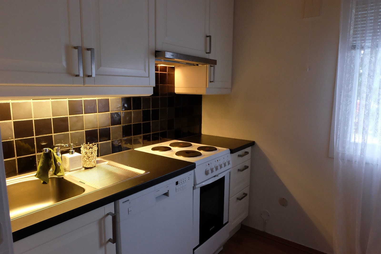 Kjøkken fra IKEA. Komfyr og oppvaskmaskin følger med. Galleribilde