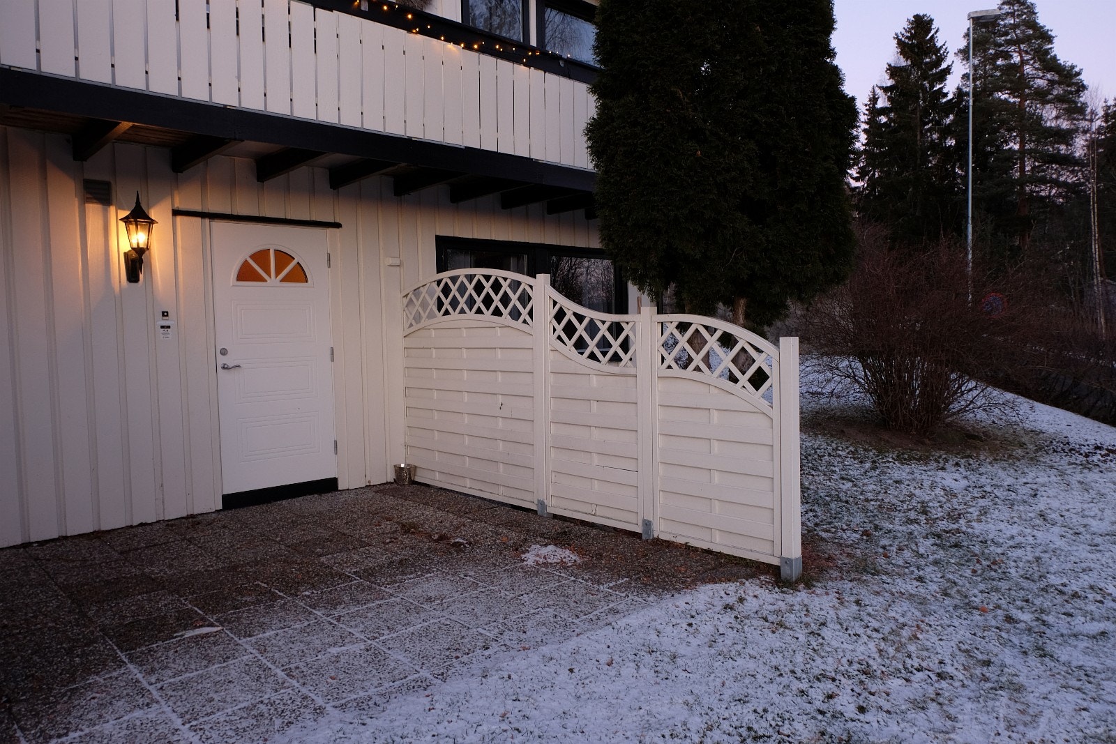 Koselig inngangsparti med egen uteplass Galleribilde