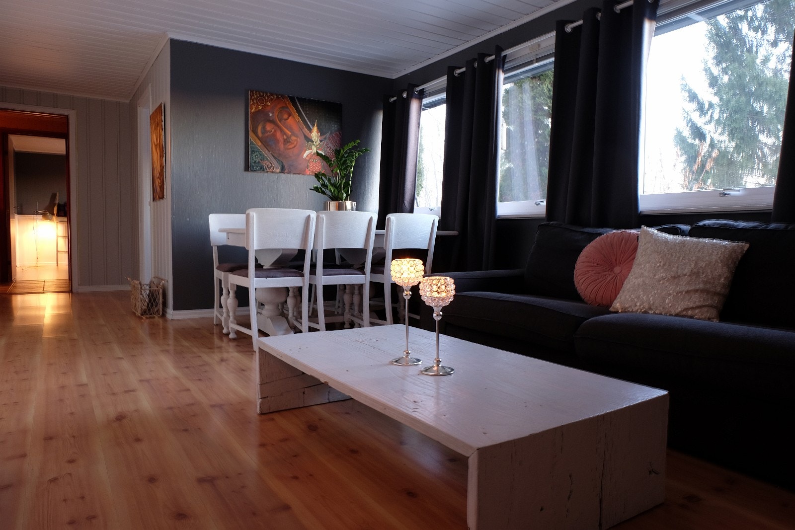 Stuen er lun og med plass til sofagruppe samt spisestue Galleribilde