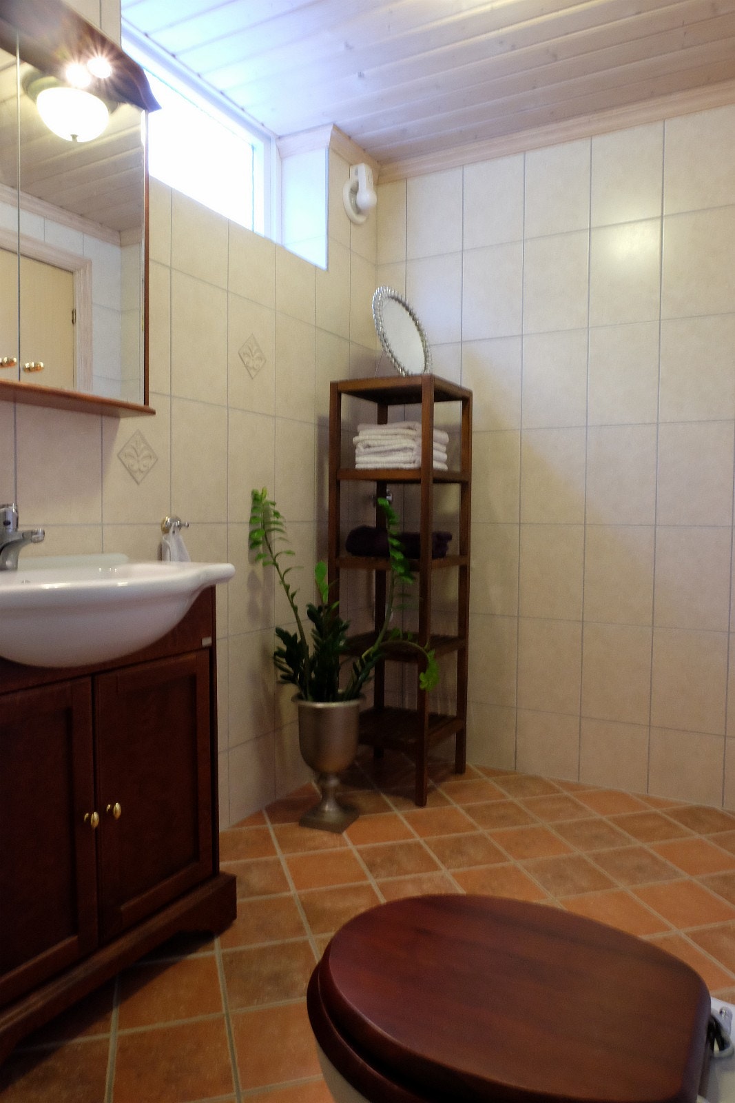 Badet er av moderne standard og har plass til vaskemaskin. Galleribilde