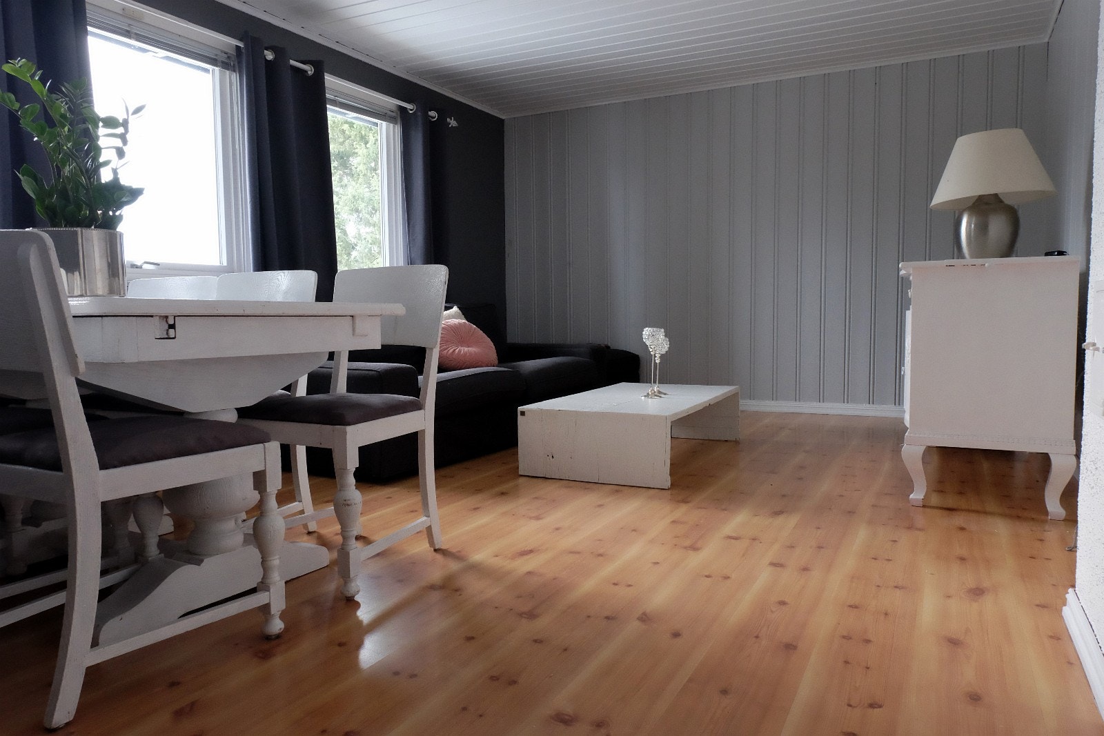 Stuen er lun og med plass til sofagruppe samt spisestue. Galleribilde