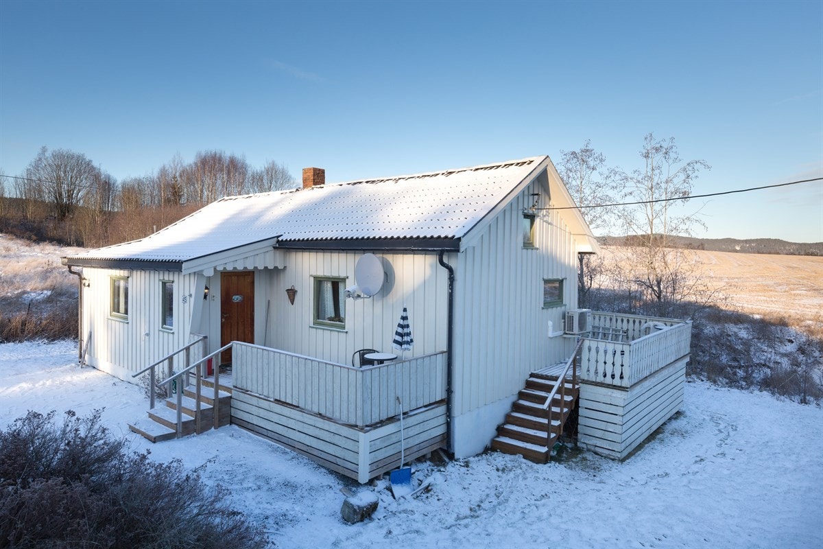 Engaveien 45 er en praktisk liten enebolig med gode solforhold Galleribilde