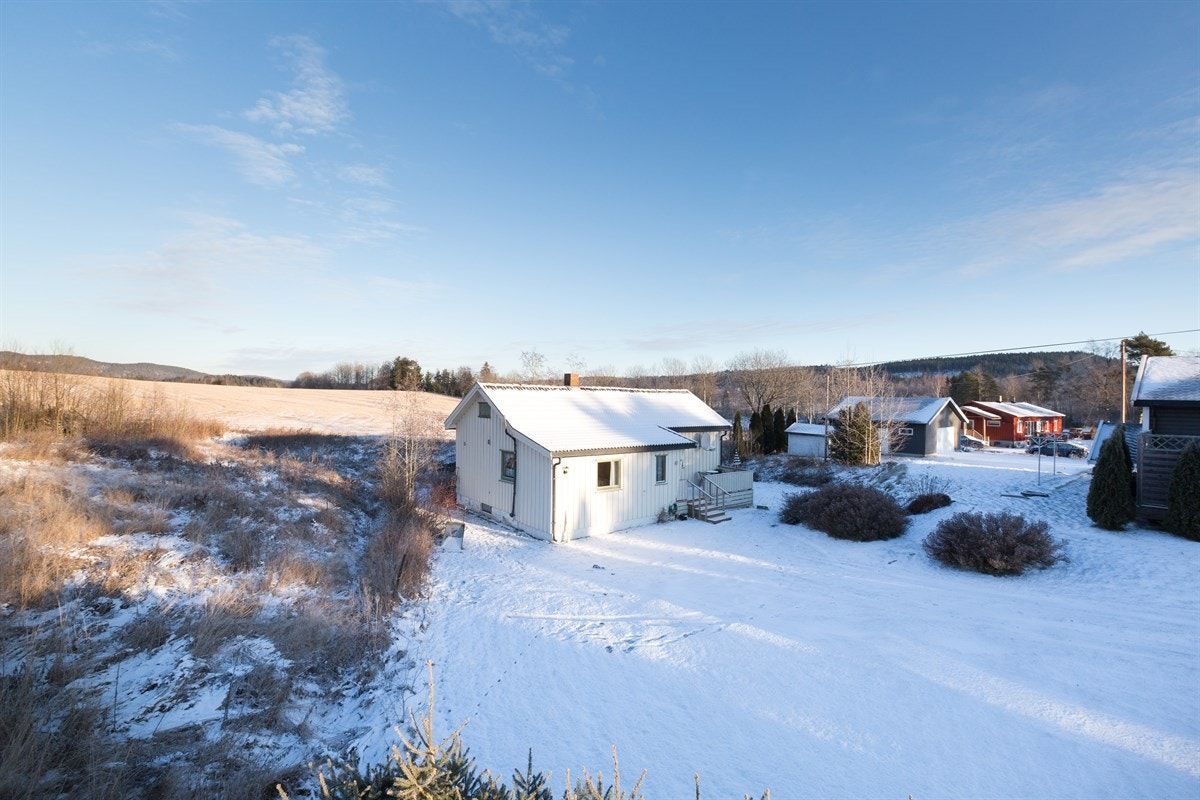 Eiendommen ligger fritt og fint innerst i blindvei Galleribilde