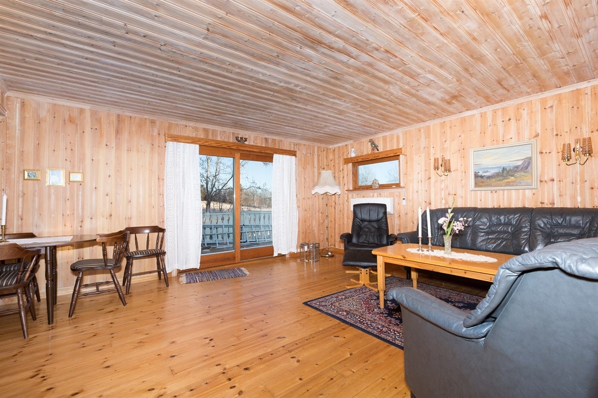 Utgang fra stuen via skyvedør til terrassen Galleribilde