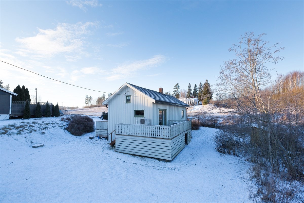 Boligen har to terrasser og opparbeidet hage Galleribilde
