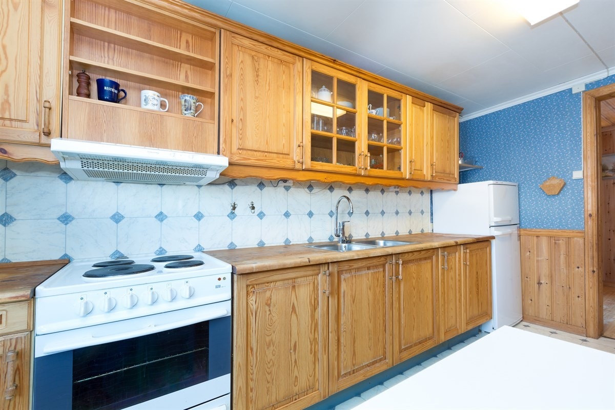 Kjøkken har godt med skapplass Galleribilde