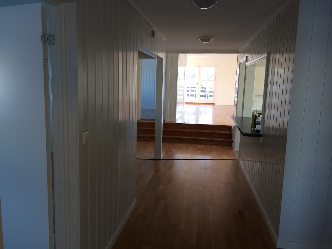 Åpen gang med romslig garderobe til venstre Galleribilde