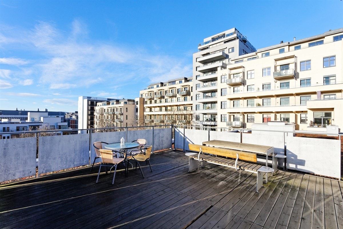 Felles takterrasse med gode solforhold og en svært god utsikt Galleribilde