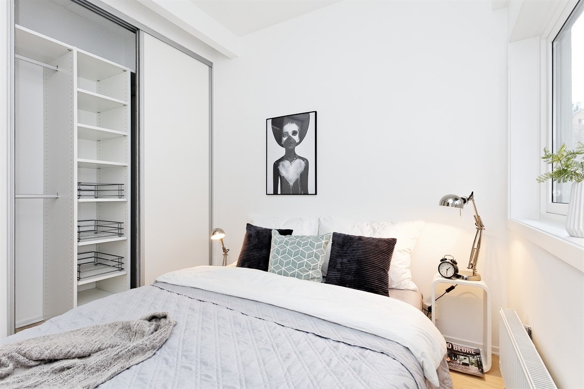 Spesiallaget innredning for å utnytte plassen best mulig Galleribilde