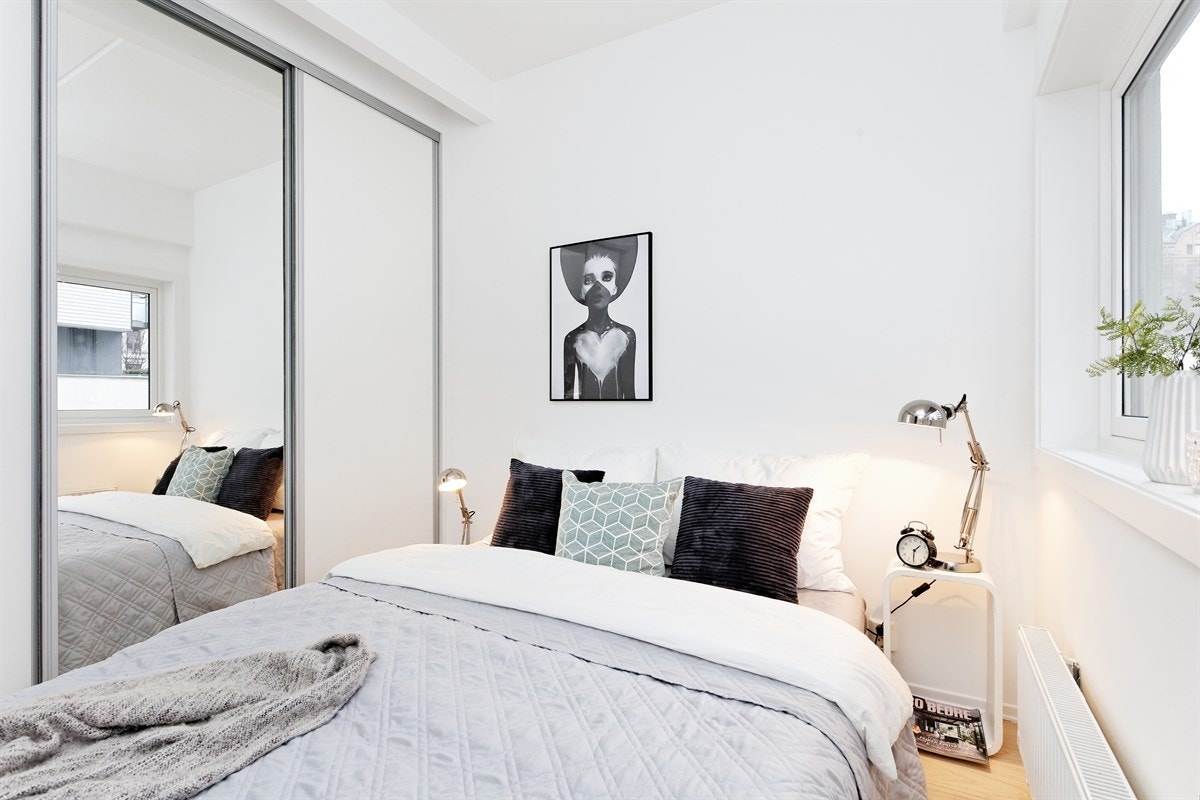 Innbydende soverom med spesialtilpasset garderobeløsning Galleribilde