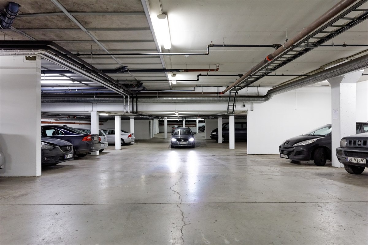 Felles garasjeanlegg i kjeller Galleribilde