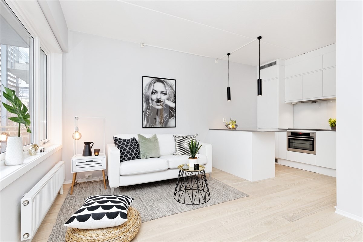 Ny enstavs parkett i ask. Parketten er hvitoljet og vokset. Galleribilde