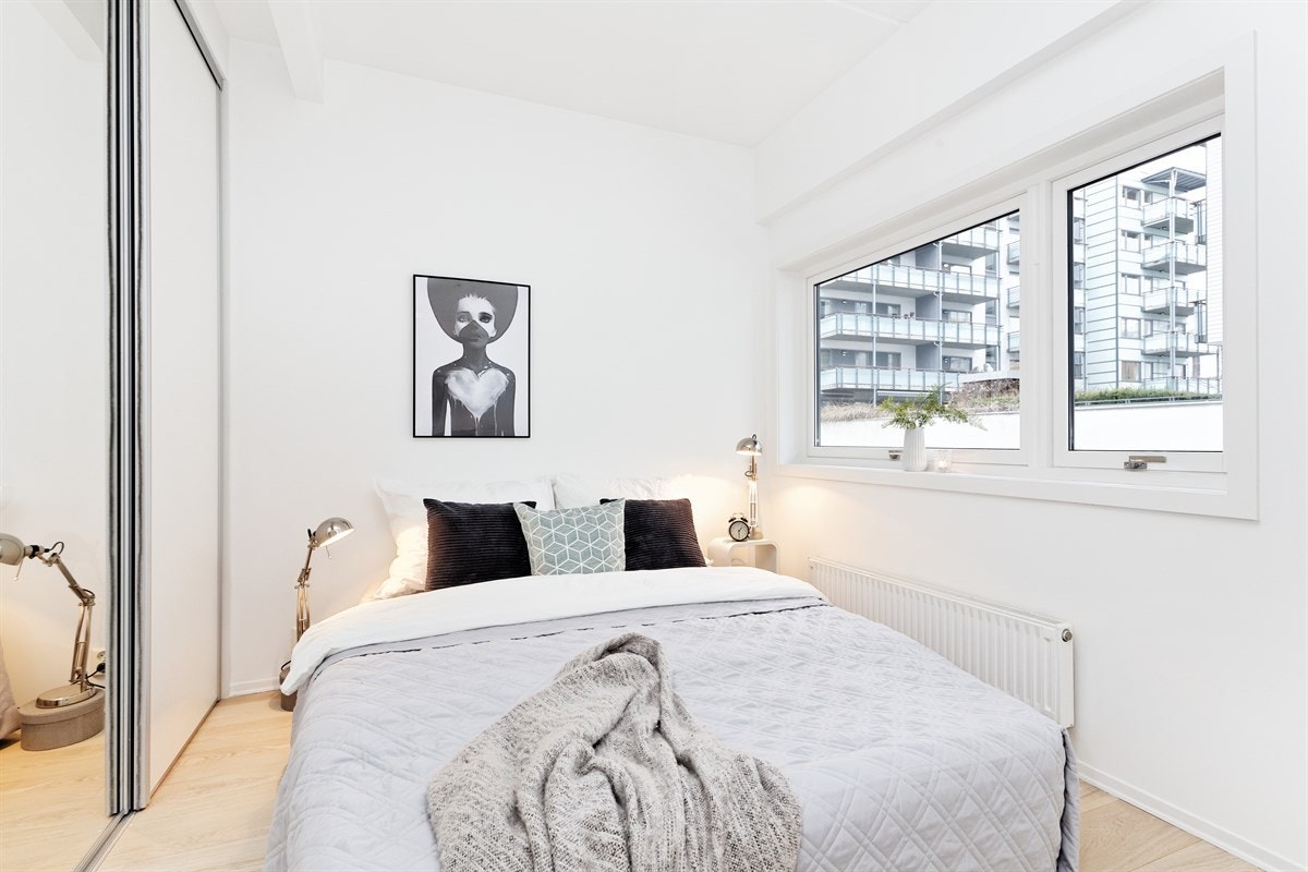 Innbydende soverom med spesialtilpasset garderobeløsning Galleribilde