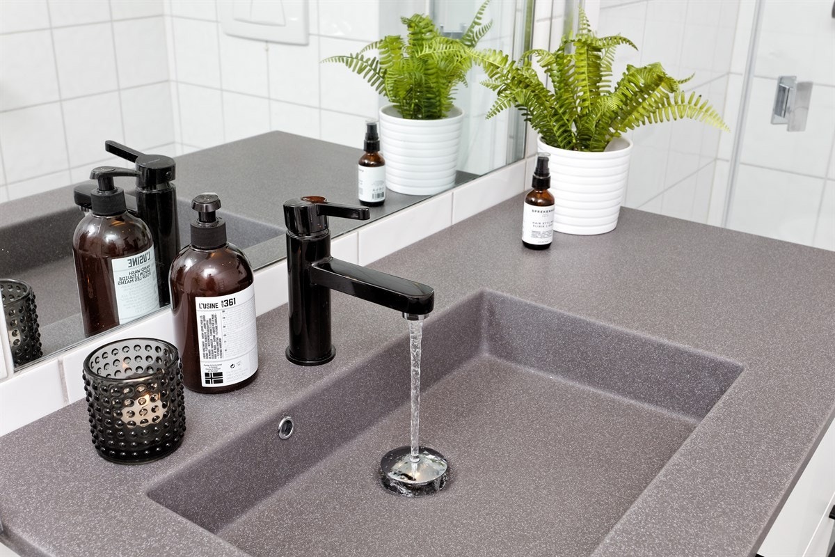 Nyere baderomsinnredning og benkeplate i kompositt med helstøpt servant Galleribilde