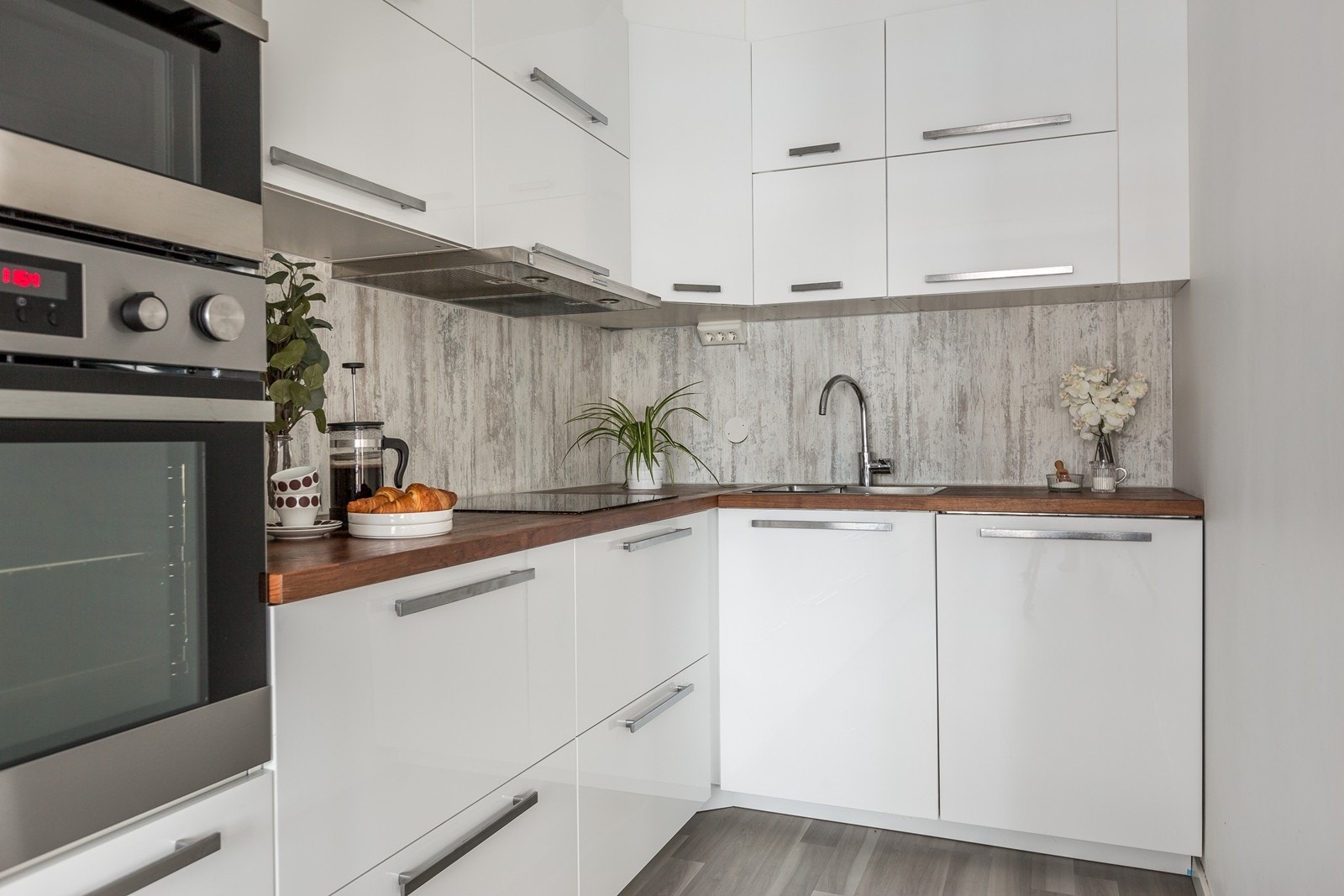 Tidsriktig kjøkken med god skap- og benkeplass, og nok rom til å kunne boltre seg i for den matglade. Galleribilde