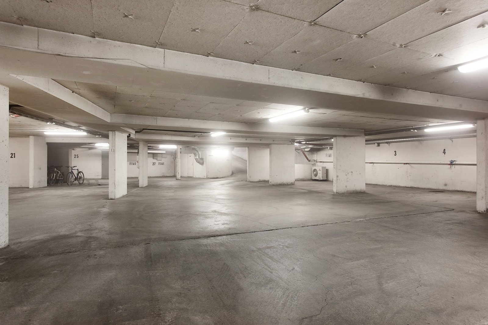 Garasjeplass i kjeller følger leiligheten. Galleribilde