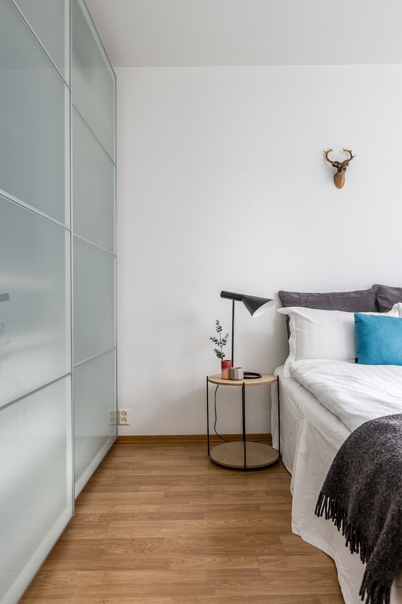 Hovedsoverommet har god plass til klesoppbevaring i stor skyvedørsgarderobe. Galleribilde