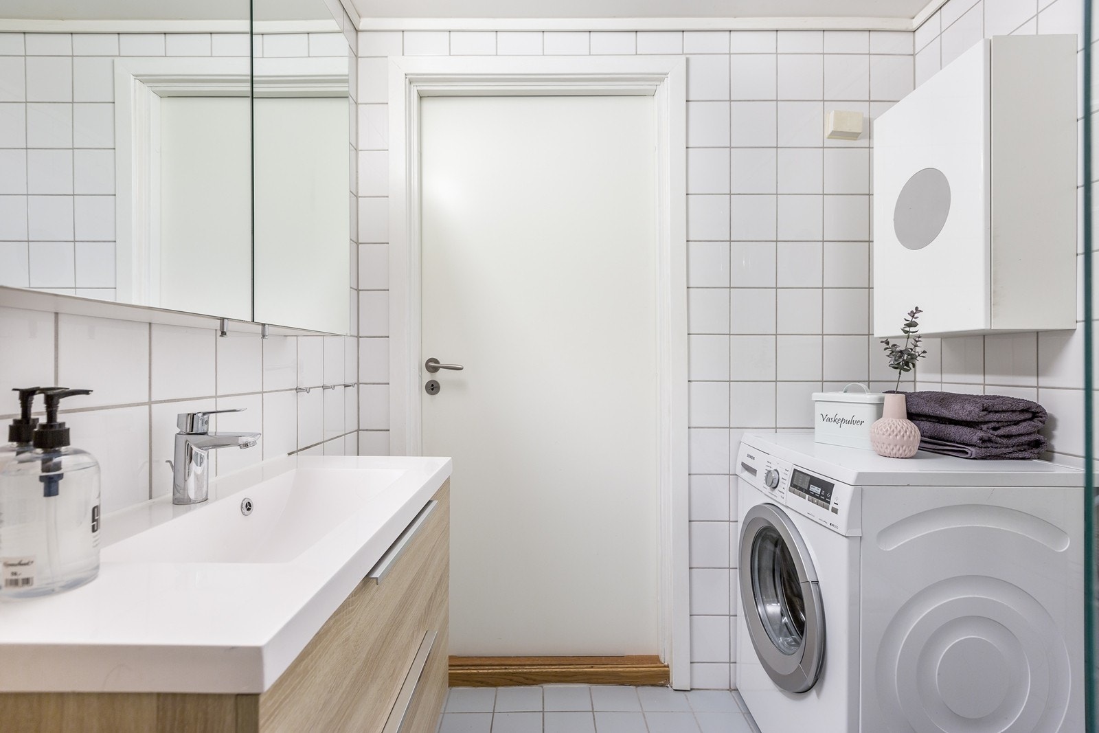 Opplegg for både vaskemaskin og tørketrommel. Galleribilde