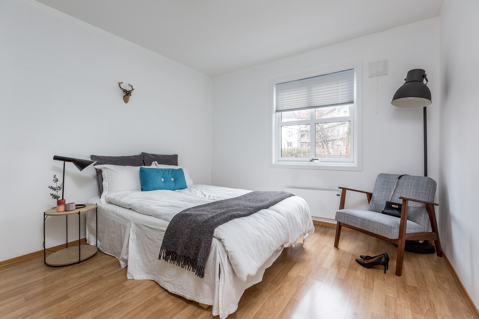 Stort hovedsoverom som vender ut mot rolig gårdsplass. God plass til dobbeltseng og nattbord. Galleribilde