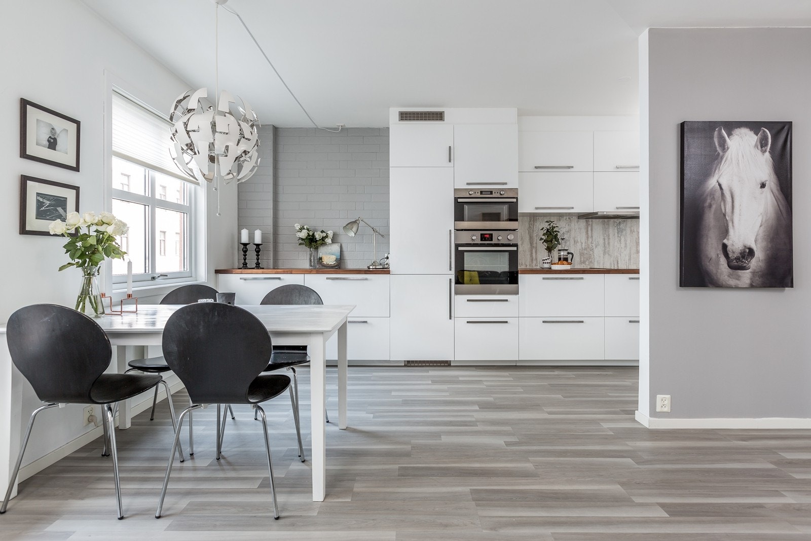 Leiligheten har et stort og flott kjøkken med hvite, slette fronter og integrerte hvitevarer. Galleribilde