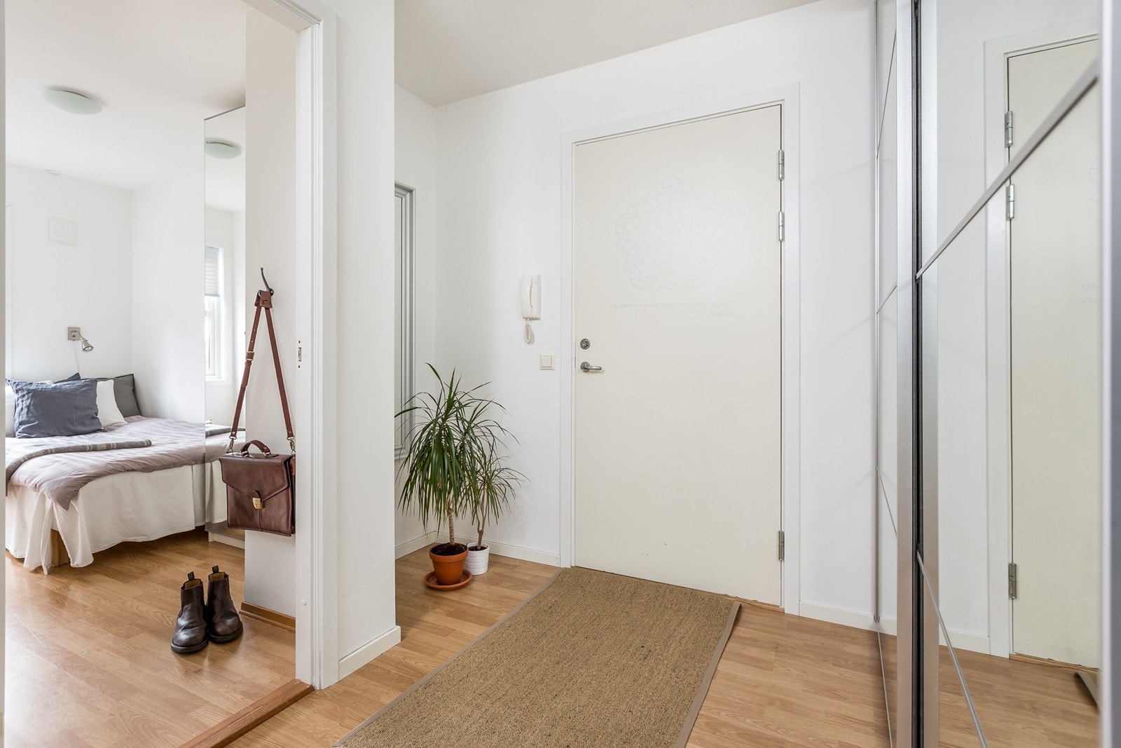 Stor gang med god plass til sko og klesoppbevaring i stor skyvedørsgarderobe med speilfronter. Galleribilde