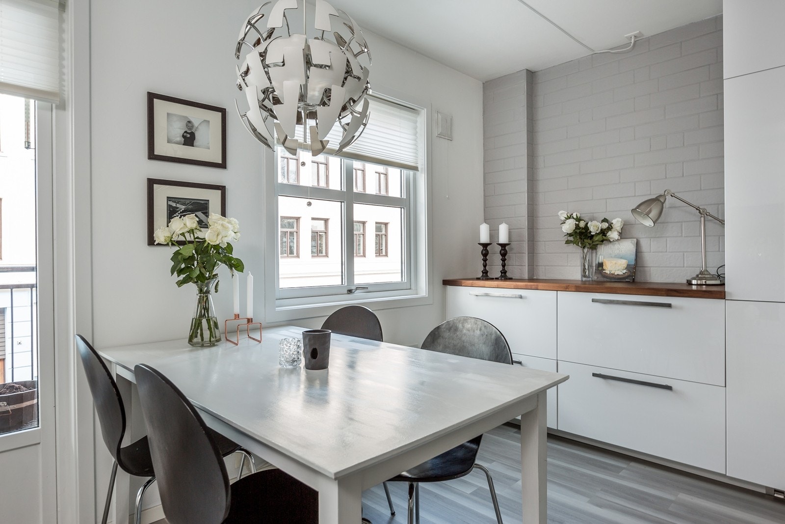 Spiseplassen ligger i tilknytning til kjøkkenet som gjør det hyggelig å ha gjester på besøk og å lage mat sammen. Galleribilde