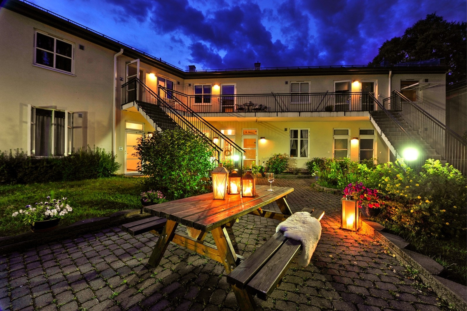 Leiligheten har tilgang til en flott, felles bakgård. Galleribilde