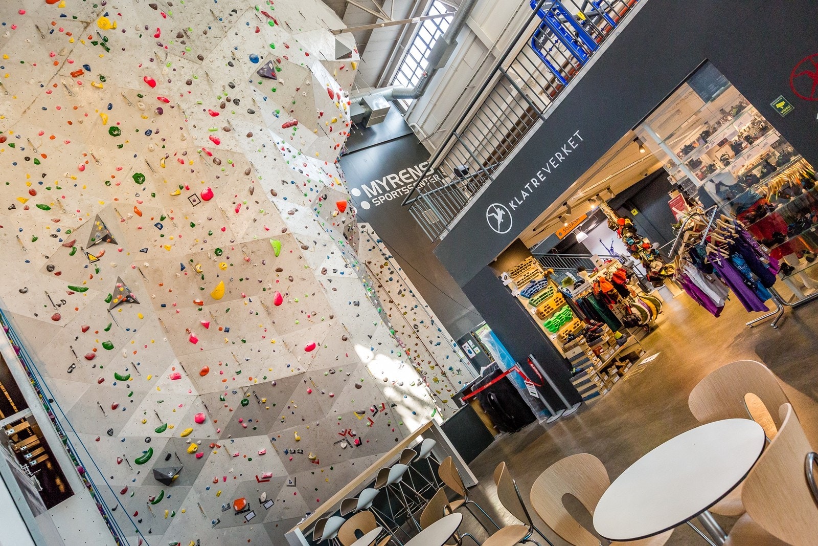 Det er mange aktivitetstilbud i nærheten. Her fra Myrens Sportssenter med bl.a. treningsstudio, saltimer og klatrevegger. Galleribilde