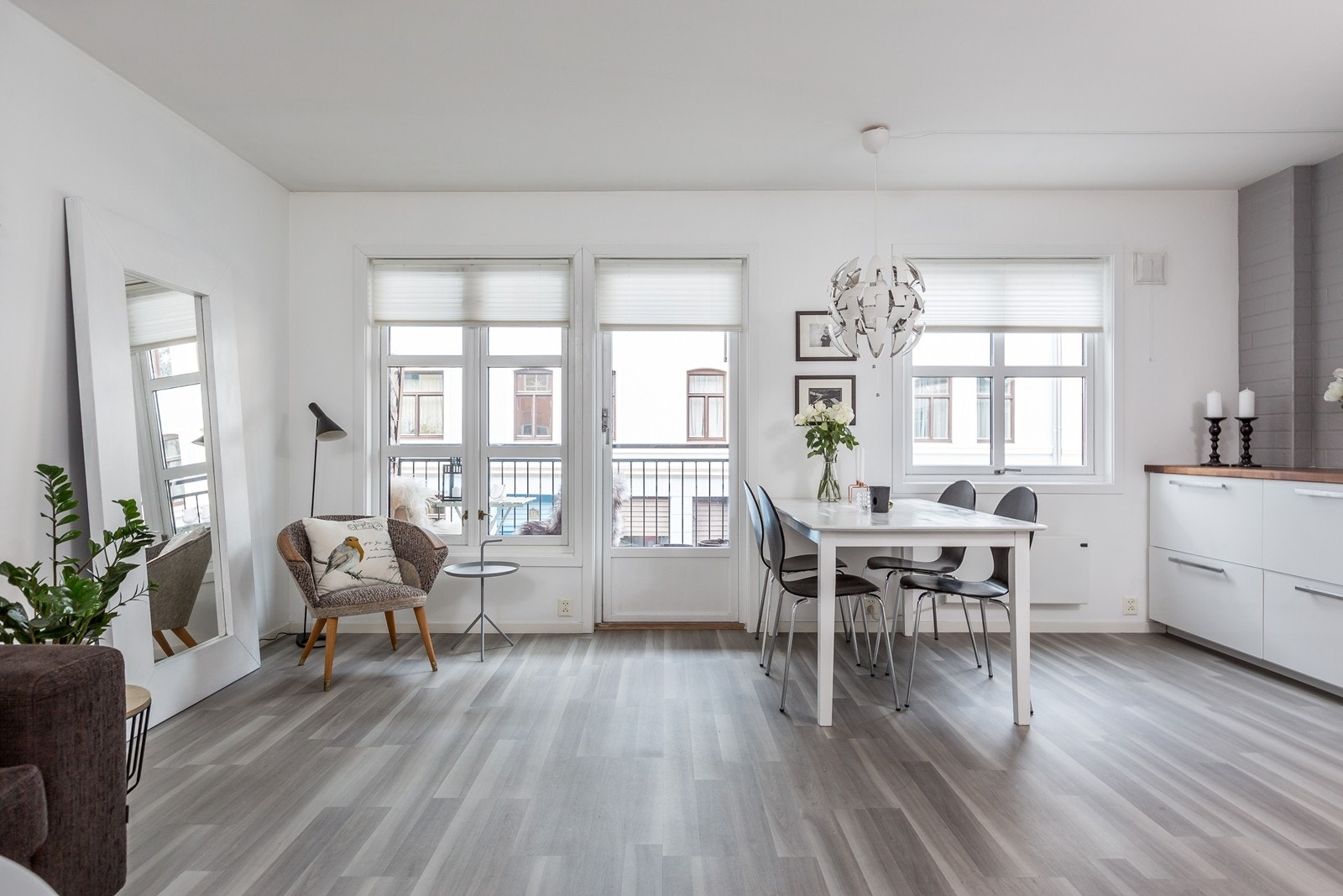 Store vindusflater slipper inn godt med naturlig lys. Galleribilde