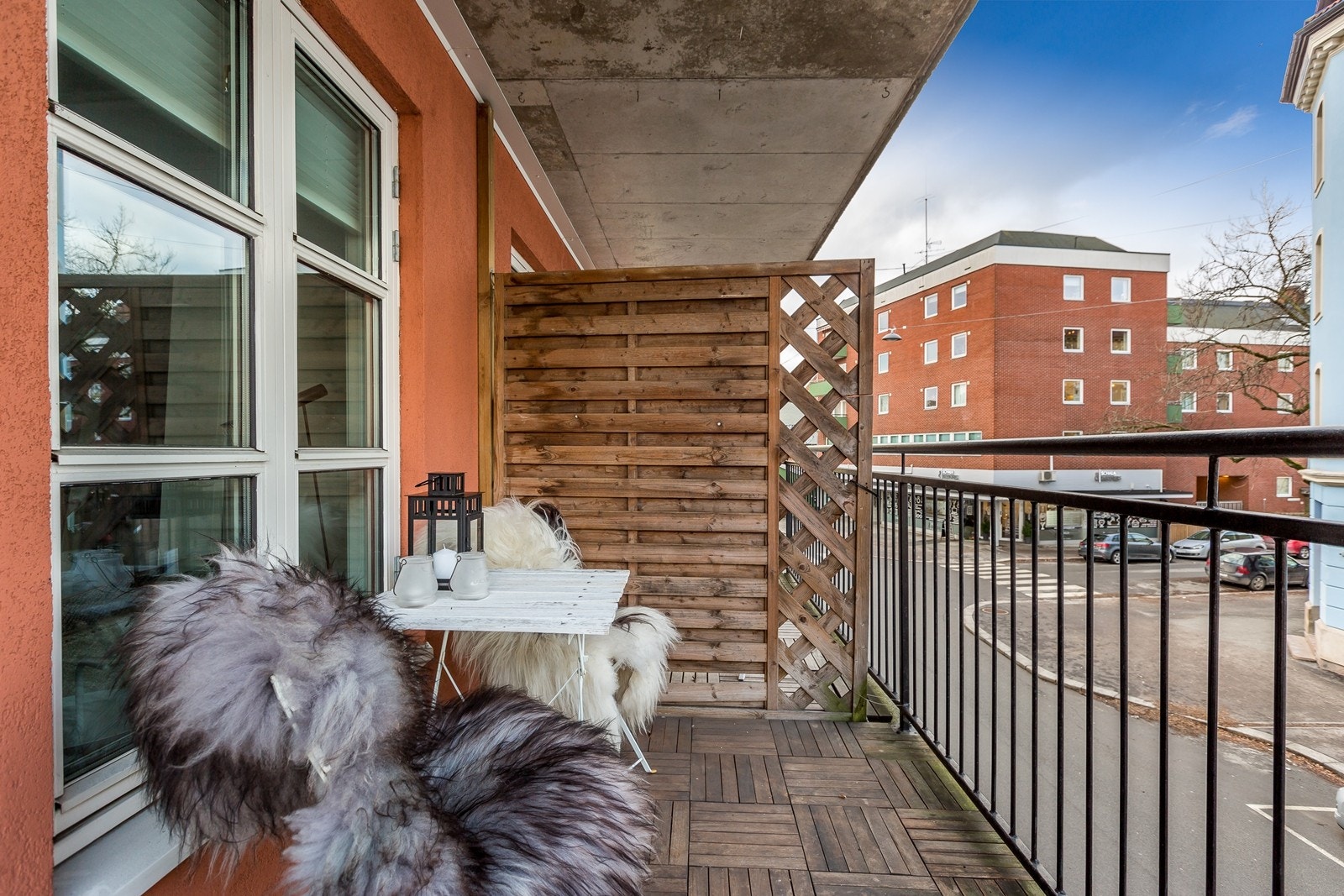 Romslig balkong på ca. 5 kvm. med ettermiddagssol. Galleribilde