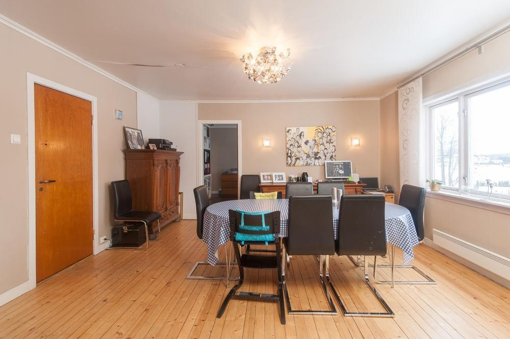 Enebolig 4870 fevik bud mottatt! småbruk for hestefolk sentralt ... Spisestue krognes