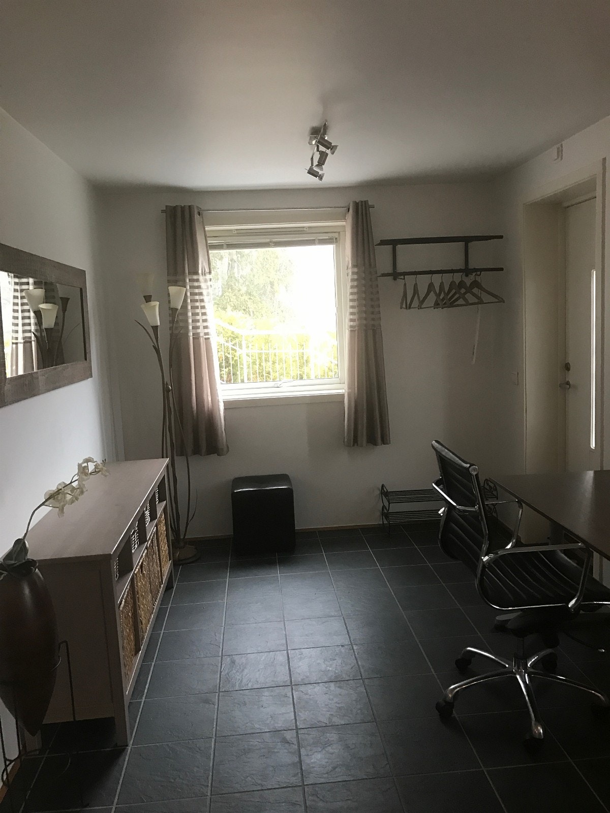 Entrance and office space Galleribilde