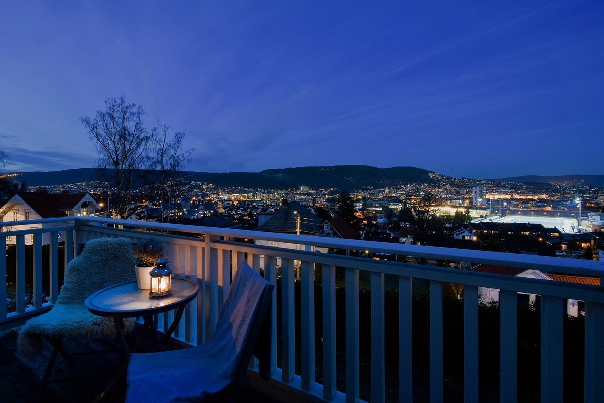 På balkongen er det plass for utemøblement. Galleribilde