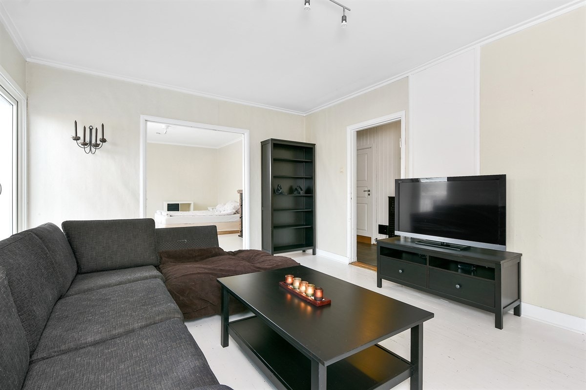 Utleiedelen har to luftige stuer med bred åpning i mellom, der den ene benyttes som soverom. Galleribilde