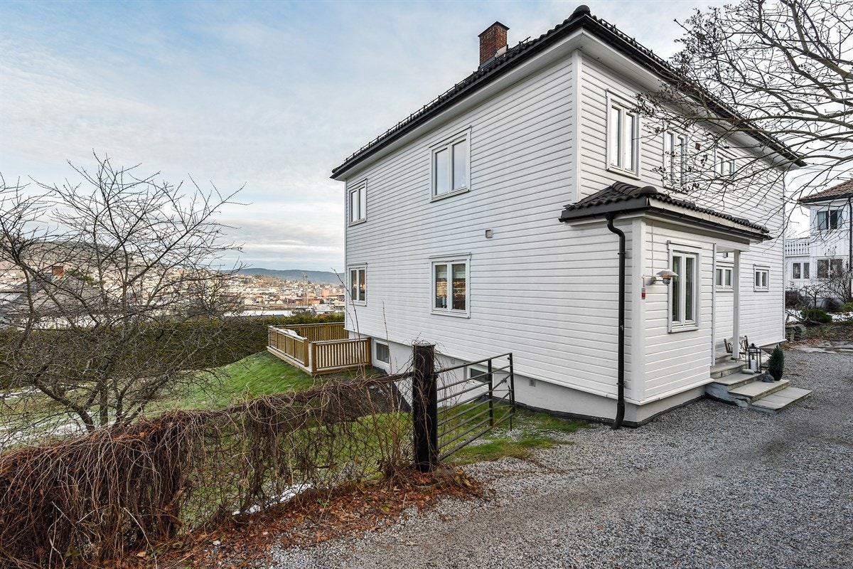 Danvik ligger sentralt med gangavstand til Danvik barneskole, barnehager og offentlig kommunikasjon, i tillegg til sentrums rike utvalg av fasiliteter og servicetilbud. Galleribilde