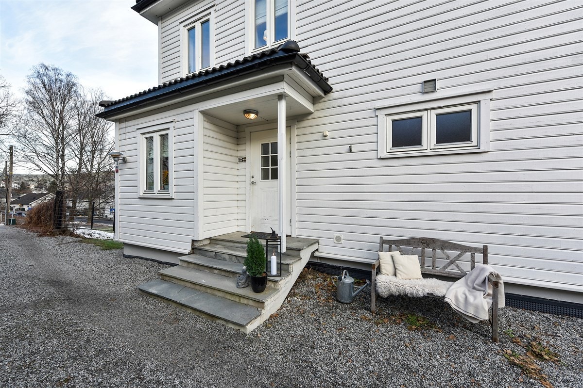 Fra gårdsplass og et overbygd inngangsparti er det adkomst til et felles trapperom. Galleribilde