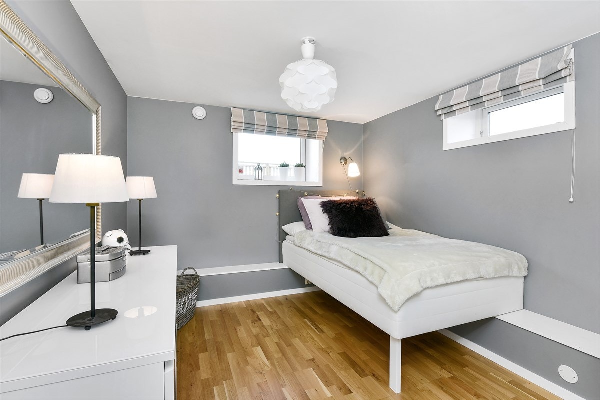 Soverom 3 i underetasjen i hoveddelen med plass for garderobeløsning. Galleribilde