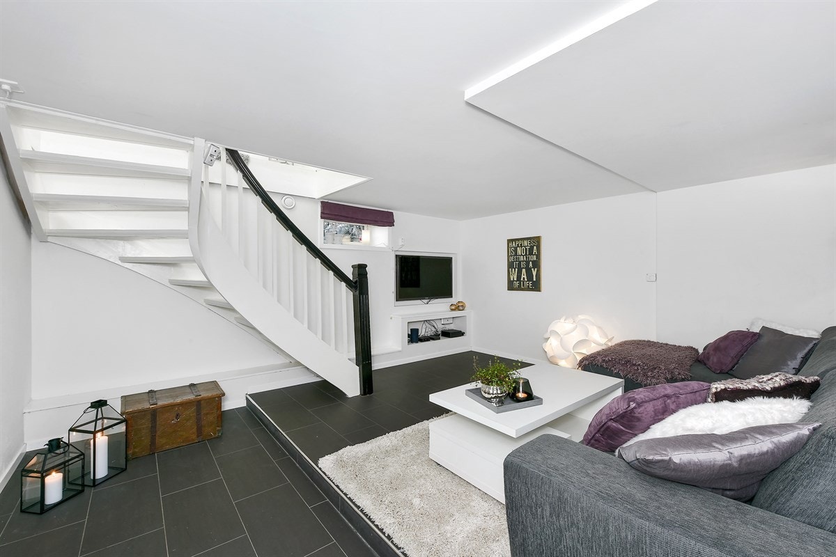 Boligens første etasje og underetasjen utgjør i dag hoveddelen. Galleribilde